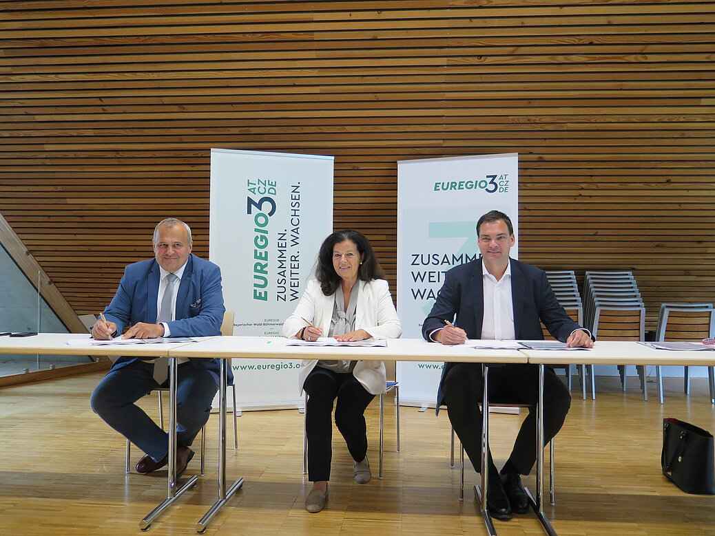 [Translate to Czech:] Rat der EUREGIO3 bei der Unterschrift MoU