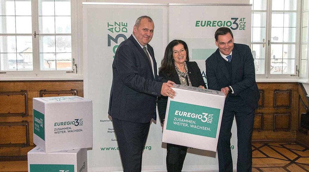 [Translate to Czech:] Gabriele Lackner-Strauss, Sebastian Gruber und Libor Picka stellen das neue CI vor